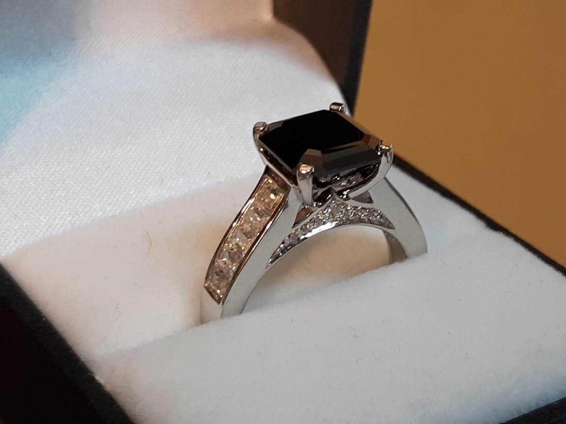Onyx Estate Ring: Ladies Onyx Estate Ring. Crafted in Sterling Silver. Size 6. Weight 7.0 g