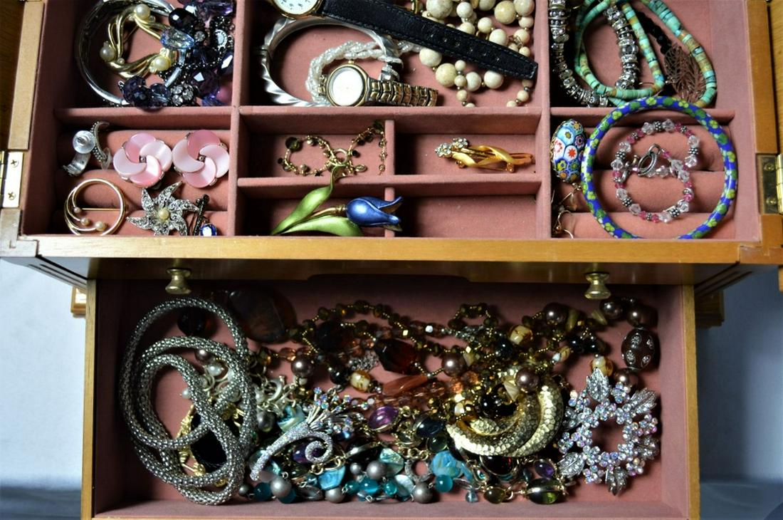 LOT VINTAGE COSTUME JEWELRY IN JEWELRY BOX: Large lot of costume estate jewelry and fashion watches contained in an oak jewelry box.. Includes a cloisonne type bracelet. Box measures: 7 1/2" x 14 3/4" x 7" H