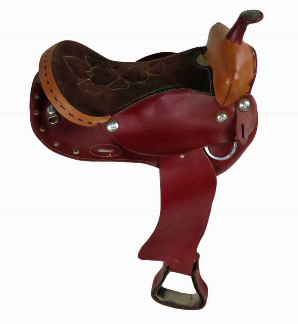AMERICAN SADDLERY LEATHER WESTER RIDING SADDLE: The American Saddlery tooled leather and worked metal decorative accent riding saddle. Saddle is in very good condition. It is horse and rider ready.