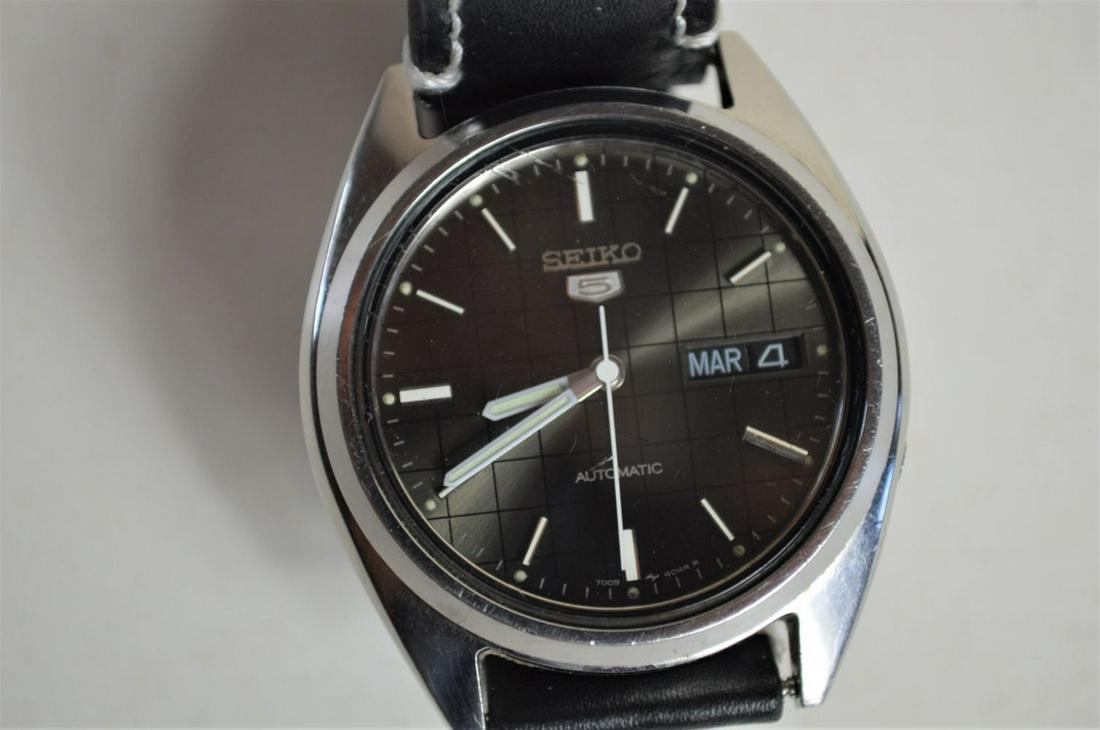 SEIKO VINTAGE MENS AUTOMATIC MOVEMENT WATCH: Vintage (circa 1970's) Seiko Men's automatic watch in stainless steel. Watch has a 7009 Cal. movement with 17 jewels. Unusual checkerboard / cross hatch face design. Day and date complications. Replac