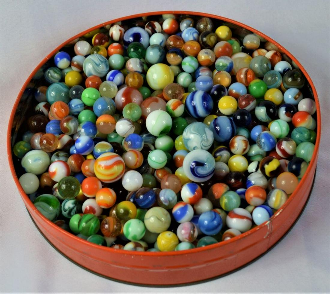 LARGE LOT VINTAGE / ANTIQUE MARBLES: Large lot of vintage / antique marbles. In as found condition, likely 100 plus pieces of varying size. Client loss is your gain.....