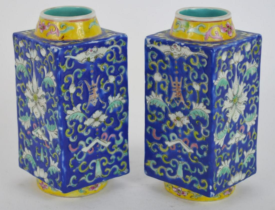 PAIR OFVINTAGE CHINESE PORCELAIN VASES (1 of 8)
