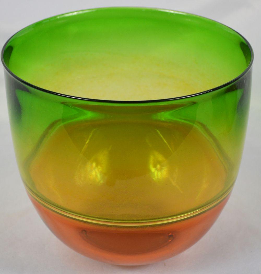 GARY GENETTI ART GLASS BOWL: Gary Genetti (Amer. Contemp) An art glass bowl. Measures: H 8" x D 8 1/2" Provenance: Acquired from Ginetti's studio. From the estate collection of John Stage. Mr. Stage was a well regarded and widely