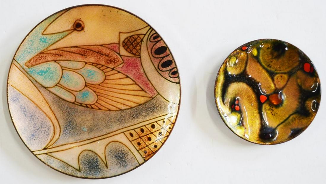 DORIS HALL 1907-2000 2 ENAMEL PLATES 1 SIGNED: Doris Hall (OH/MA 1907-2000) Fine modern enamel plates. The larger plate is signed. Measures: D: 5'' (larger) D: 3'' (smaller) Condition: Excellent Bio courtesy of Enamelarts.org: Born in Lakewood, Oh