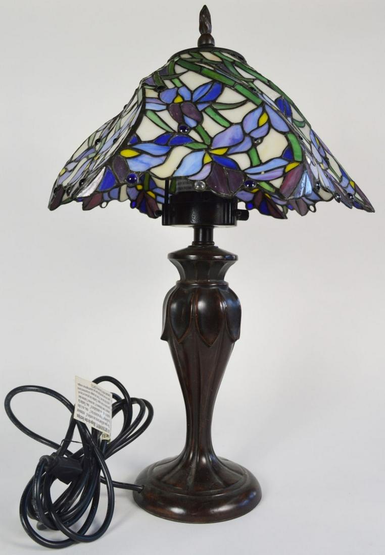 VINTAGE TIFFANY STYLE STAINED GLASS TABLE LAMP (1 of 13)
