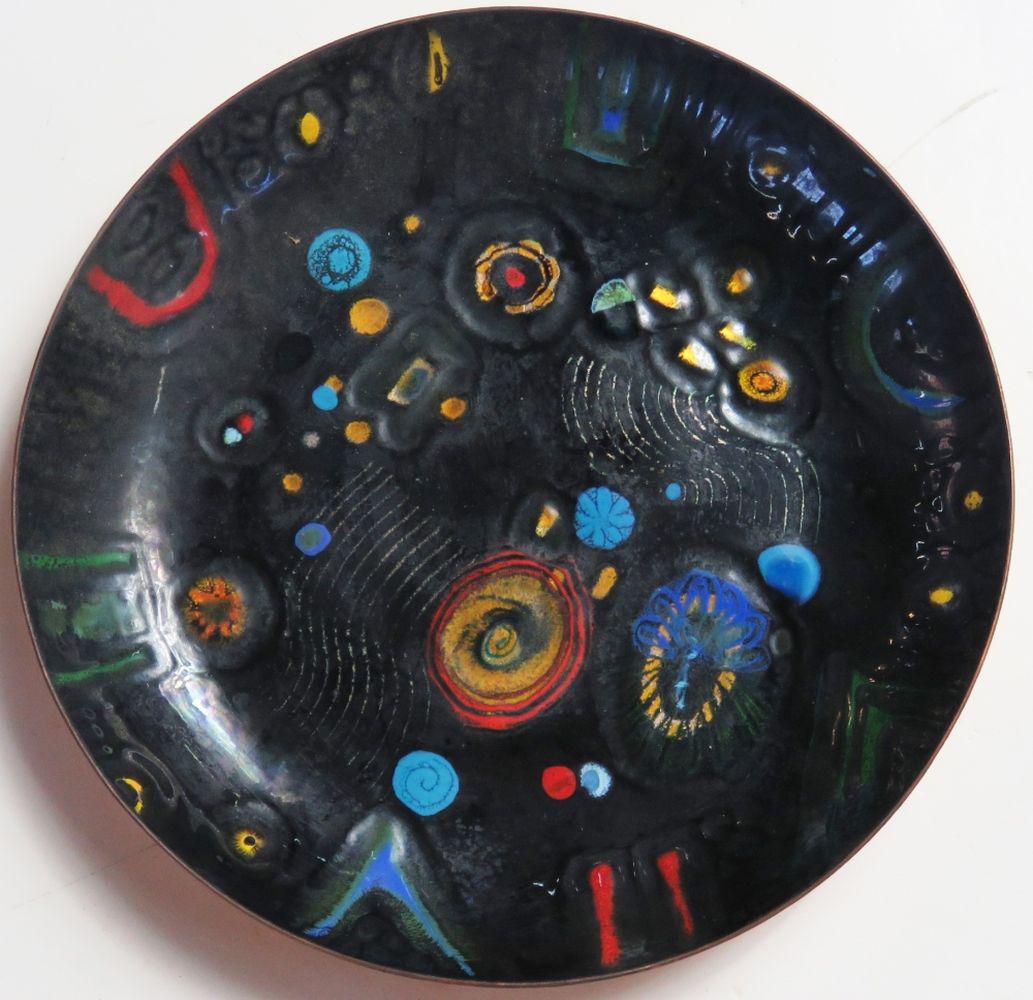 DORIS HALL 1907-2000 ABSTRACT ENAMEL BOWL SIGNED: Doris Hall (OH/MA 1907-2000) Fine, enamel Bowl/Dish abstract work. This work is signed on the back. Measures: D 8 1/4" Condition: Excellent Bio courtesy of Enamelarts.org: Born in Lakewood, Ohio in 19