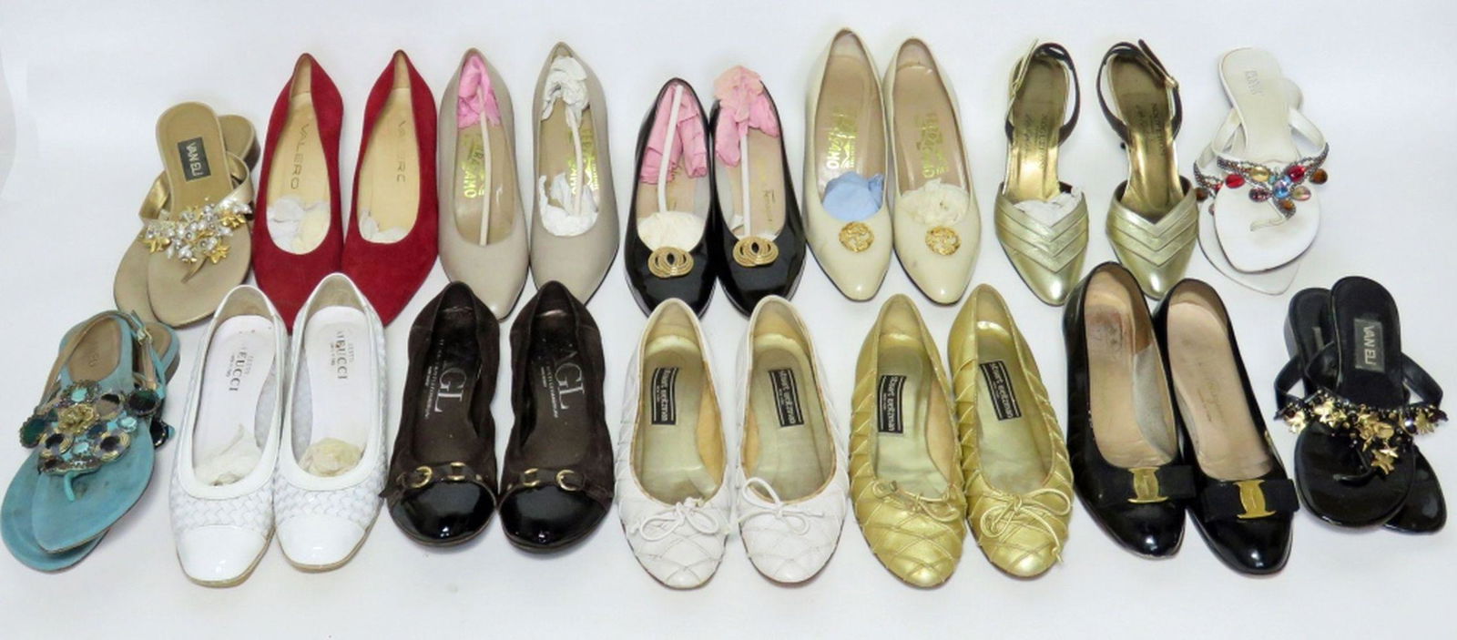 14 PAIRS VINTAGE LADIES ITALIAN DESIGNER SHOES: 14 pairs of ladies designer leather shoes including Ferragamo, Valero, Nogueron for Saks Fifth Avenue, Stuart Weitzman, Attilio Giusti Leombruni, Franco Sarto, Sesto, Meucci & Vaneli. All size 8 M