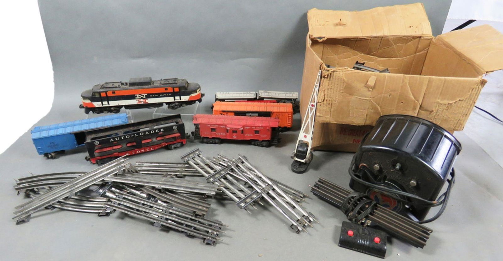 LIONEL MODEL TRAIN CARS AND TRACKS / CONTROLLER (1 of 10)
