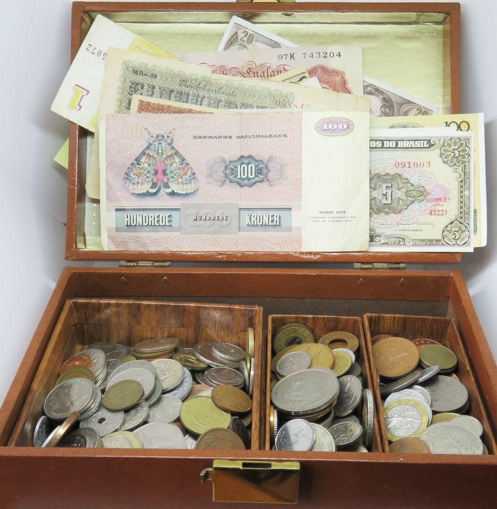 FOREIGN CURRENCY AND COIN LOT (1 of 10)