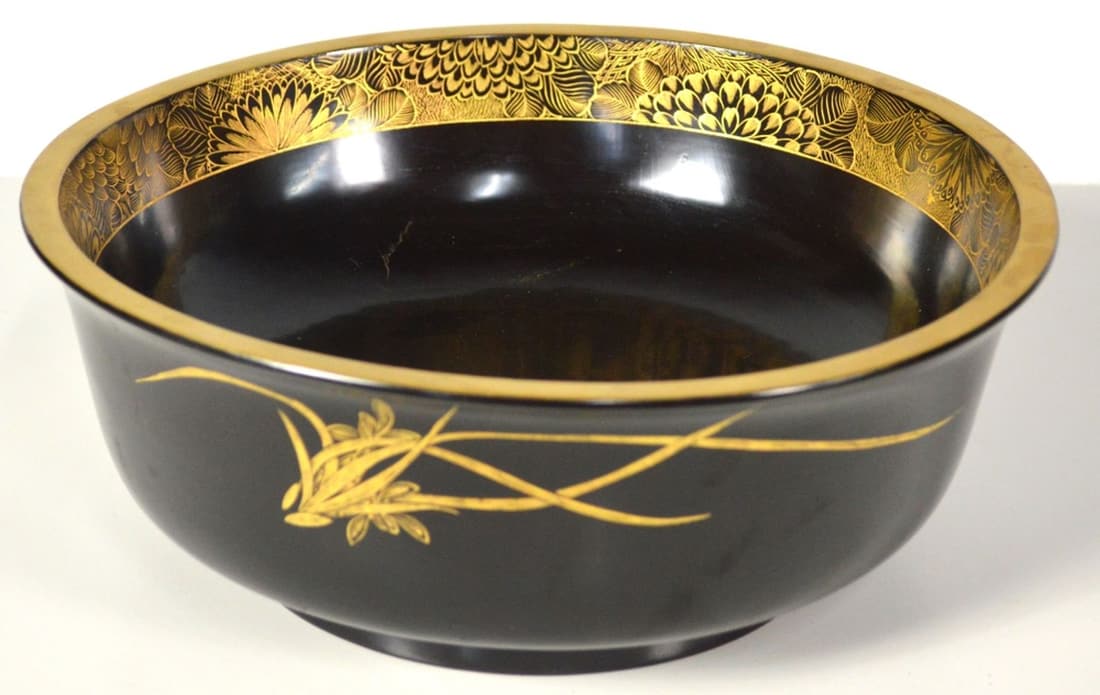 LARGE JAPANESE LACQUER AND GOLD LEAF BOWL (1 of 6)