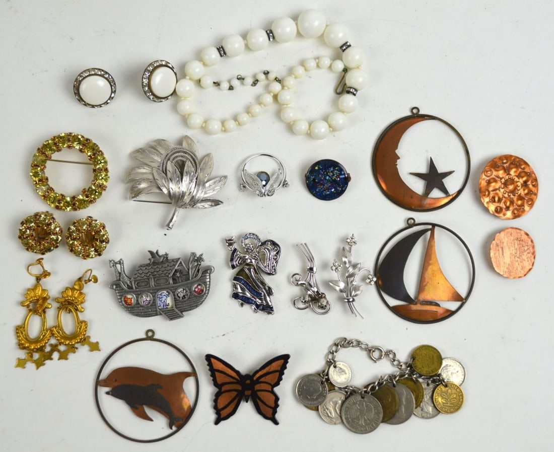 VINTAGE COSTUME JEWELRY ESTATE LOT (1 of 6)