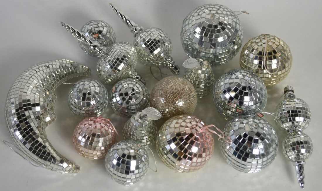 HOLIDAY MIRRORED ORNAMENT GROUPING (1 of 7)