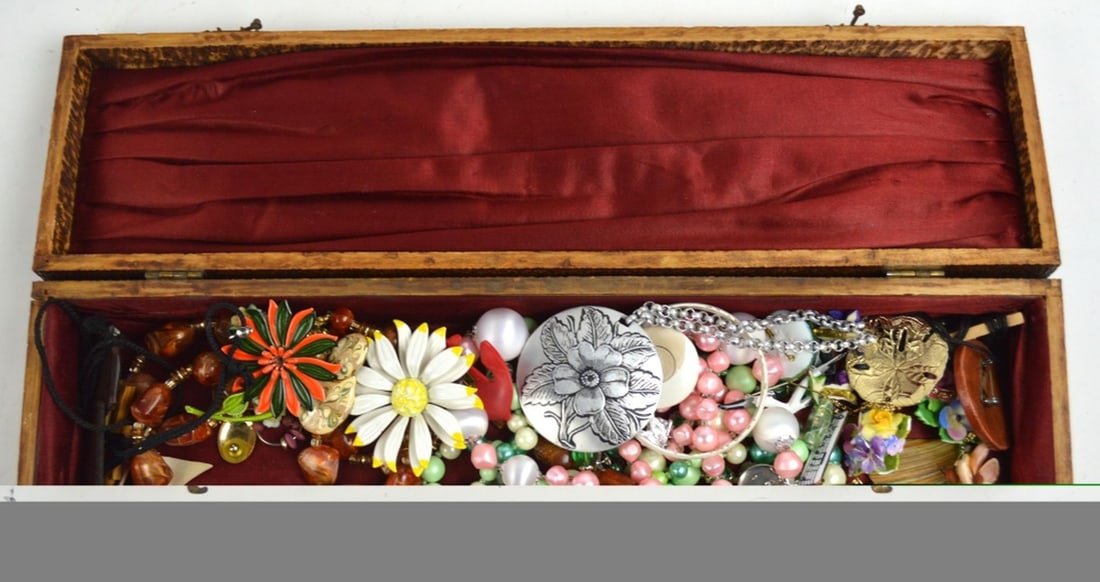 COSTUME JEWERLY LOT W FOLK ART BOX (1 of 7)