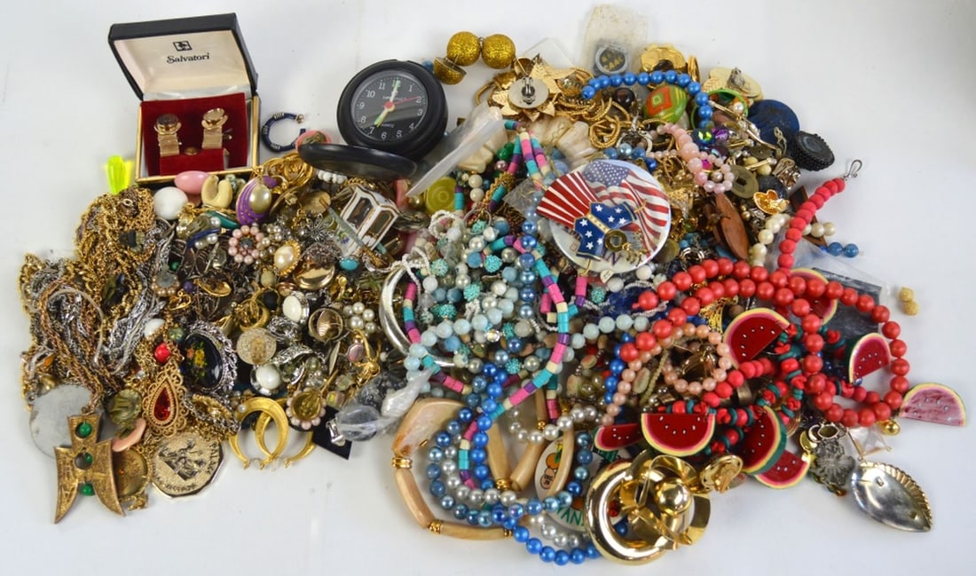 VINTAGE ESTATE JEWERLY LOT (1 of 8)