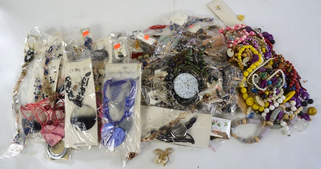 VINTAGE ESTATE JEWERLY LOT (1 of 8)