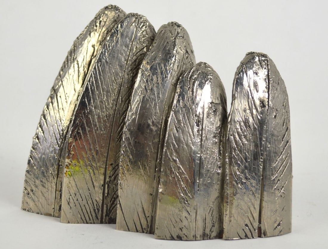 MODERNIST ALUMINUM FEATHER SCULPTURE: A modernist aluminum feather sculpture. The work is hollow cast. It does not appear to be signed / marked. Provenance: Collection of Dick Polich, Polich Tallix Fine Art Foundry. Polich and Tallix prod