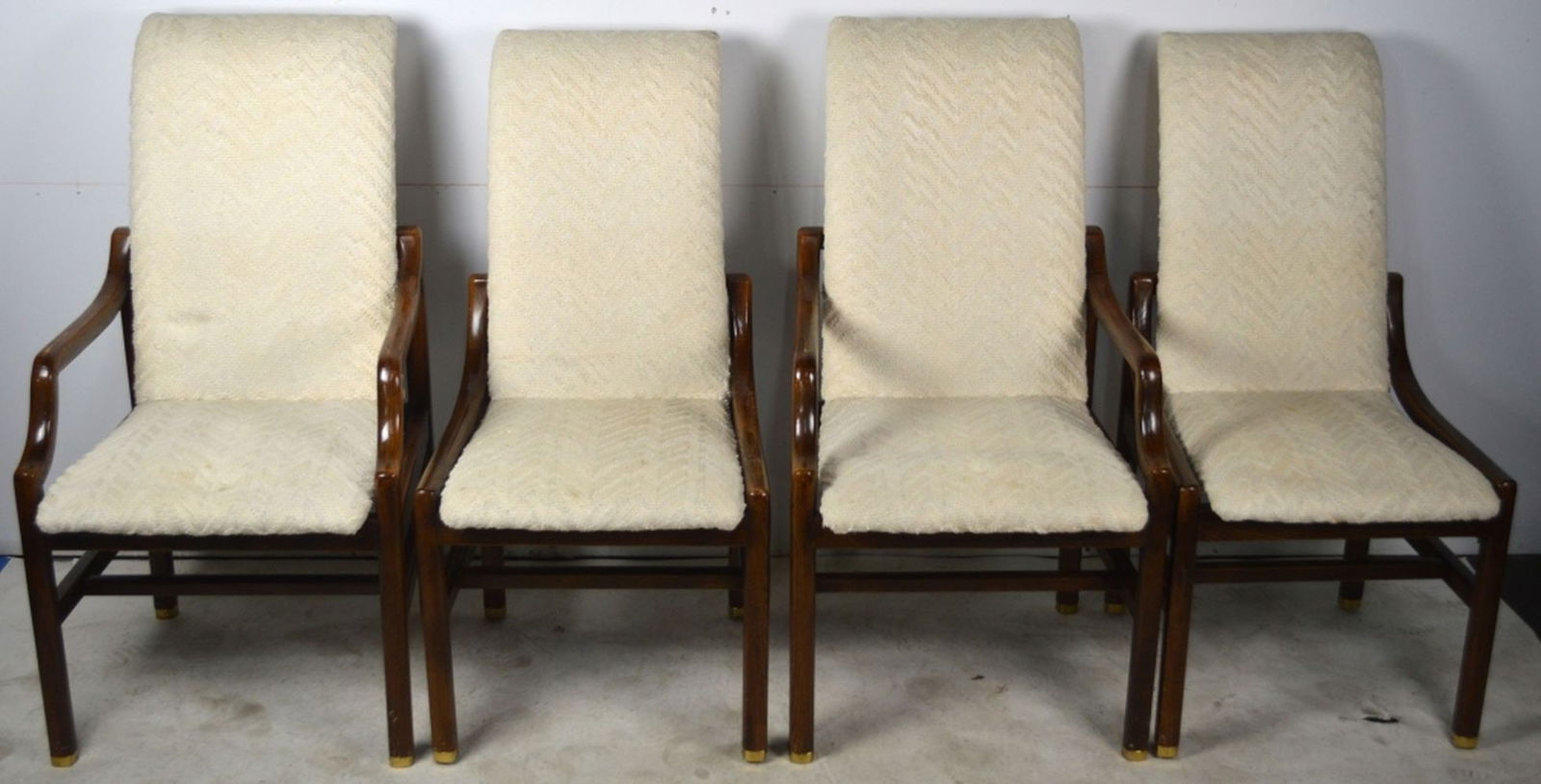 SET 4 HENREDON DINING CHAIRS: A set of 4 mid century Henredon dining chairs. Chairs are marked / branded with Henredon mark. Measures: H 41" x W 22" x D 23"