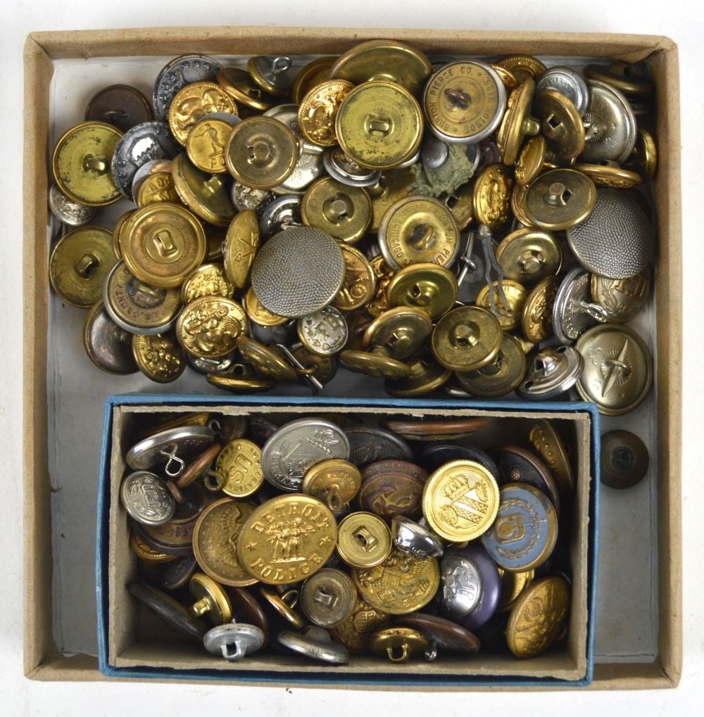 LARGE GROUPING OF MILITARY BUTTONS BRASS METAL (1 of 5)