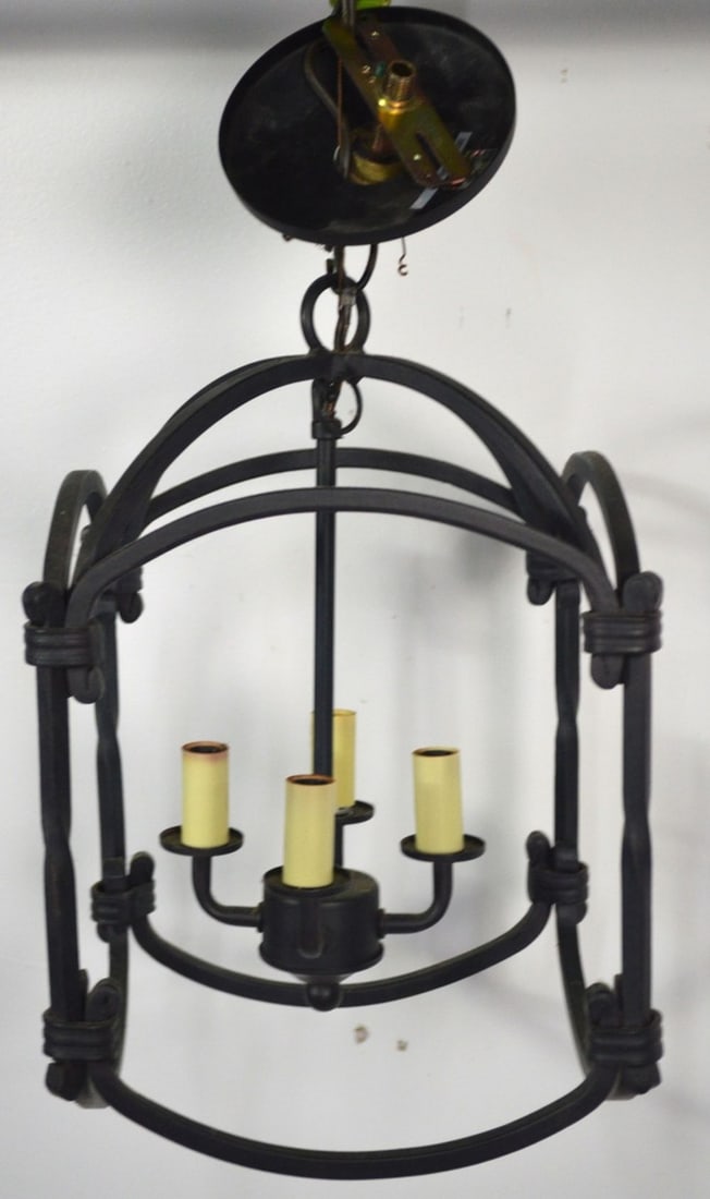 WROUGHT IRON LIGHTING FIXTURE: A wrought iron manor house type lighting fixture. Measures: H 20" x W 10 1/4" x D 10 1/4"
