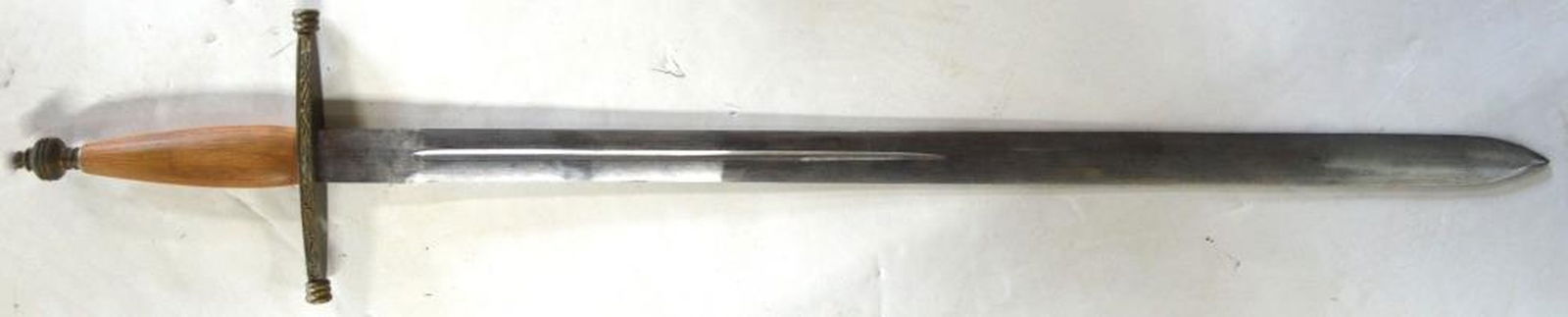 BASTARD BROADSWORD REPLICA PROP (1 of 6)