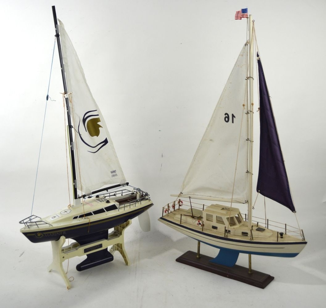 2 SAILING SHIPS BOAT MODELS: A group of 2 vintage sailing ship models. Measures: Largest 33 1/2" x 19" x 5"