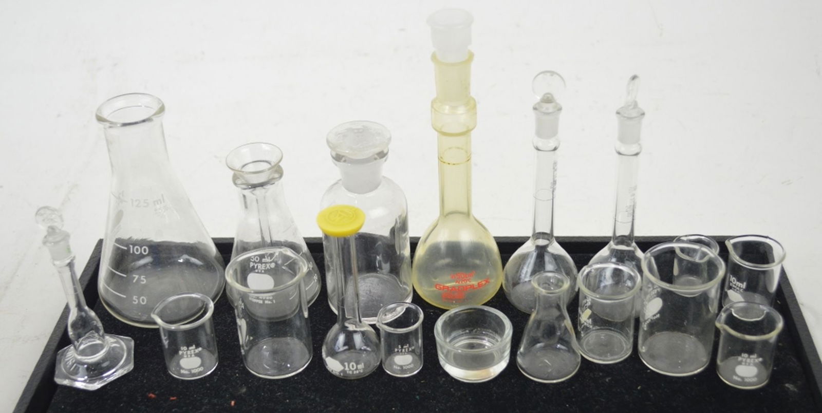 VINTAGE PYREX TEST TUBES BEAKERS CHEMISTRY GLASS (1 of 4)