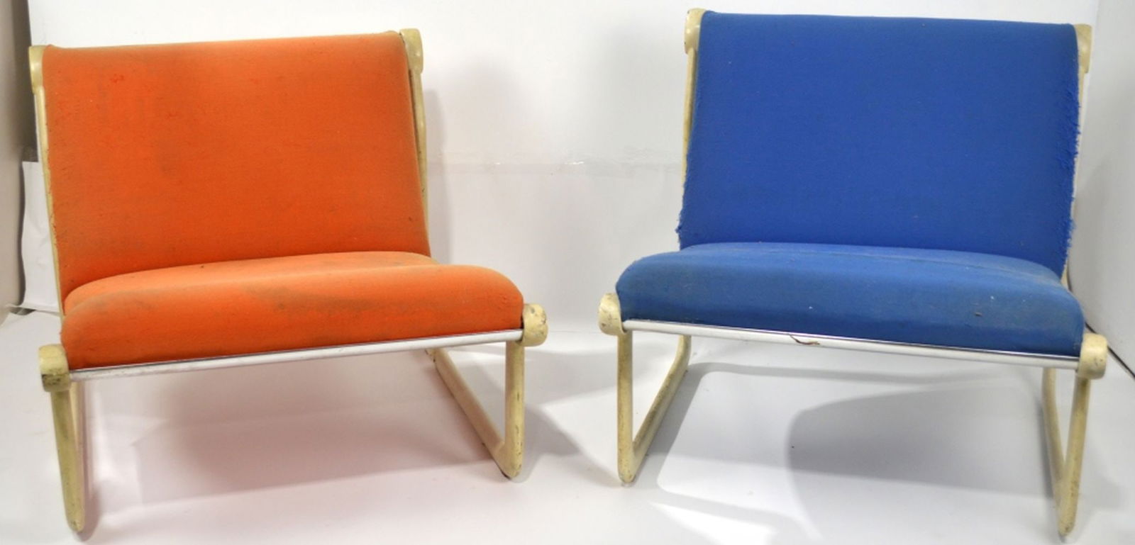 PAIR KNOLL HANNA & MORRISON LOUNGE CHAIRS: A pair (2) of Bruce Hanna and Andrew Morrison designed lounge chairs by Knoll. Measures: H 26" x W 30" x D 36"