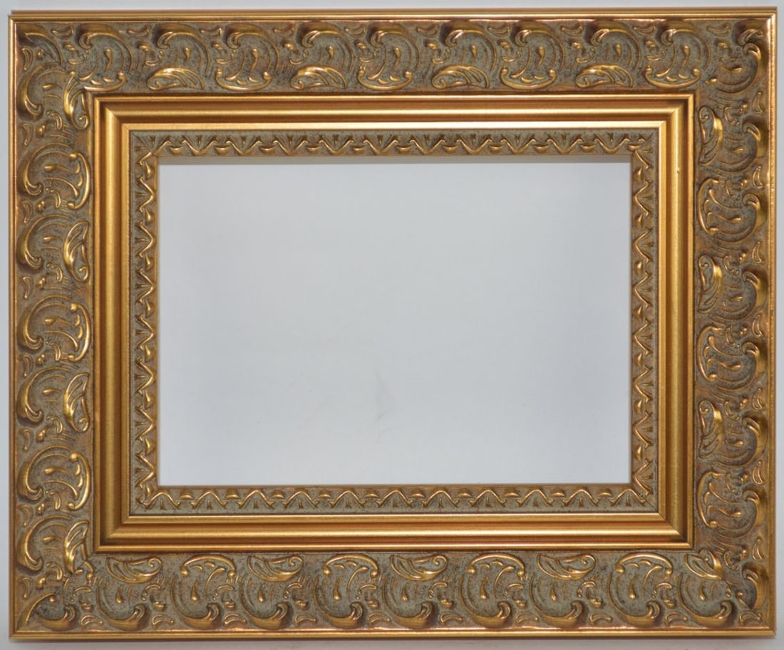ITALIANESEQUE GILT FINISH PAINTING FRAME: An attractive contemporary Italianesque painting frame. Frame exhibits a gilt finish. Measures: 8 1/2" x 10 1/2" Rabbet: 5" x 7"