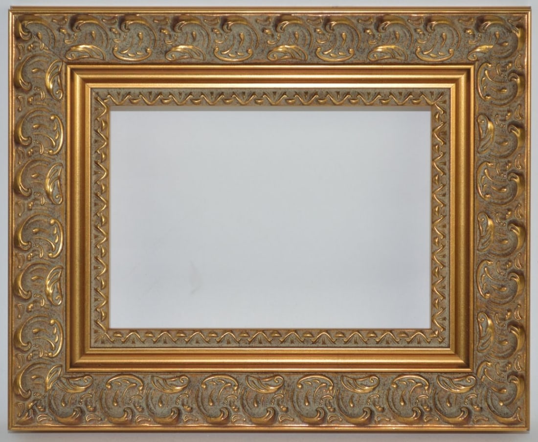 CLASSIC ITALIANESQUE STYLE PAINTING FRAME: A contemporary Italianesque style painting frame in a standard size. With gilt finish. Measures: 8 1/2" x 10 1/2" Rabbet: 5" x 7"