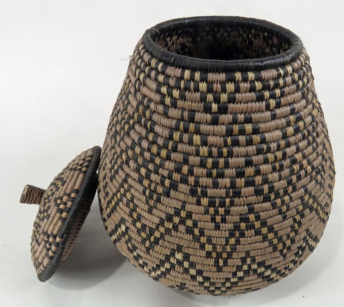 LARGE TRADITIONAL WOVEN ZULU BASKET: Large Zulu hand woven traditional woven fiber basket with lid. A very appealing ethnographic work of art. Measures: H 12", D 9"