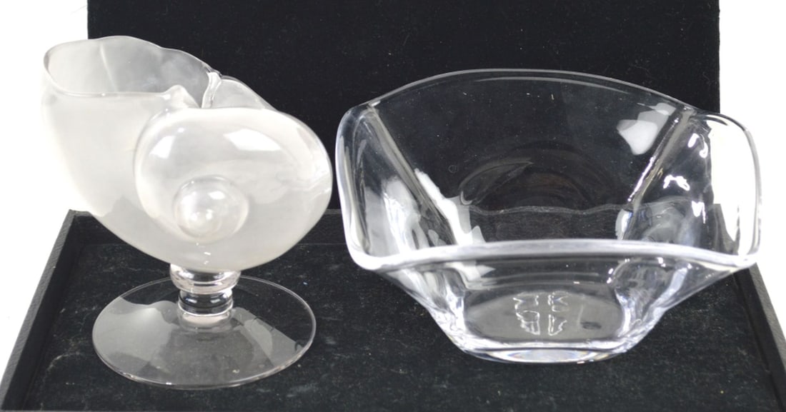 2 PIECES ART GLASS INC SIMON PIERCE: 2 pieces of art glass including a Simon Pierce signed bowl. Measures: Largest 4" x 8" x 8"