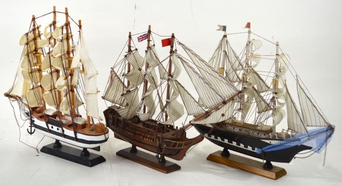 3 SAILING SHIPS BOAT MODELS: A group of 3 vintage sailing ship models. Measures: Largest 12 1/2" x 12" x 3"