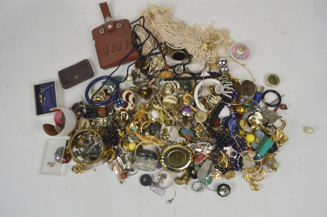 LARGE COSTUME JEWELRY LOT: A large lot of costume jewelry. Measures: Box 7" x 11" x 16"