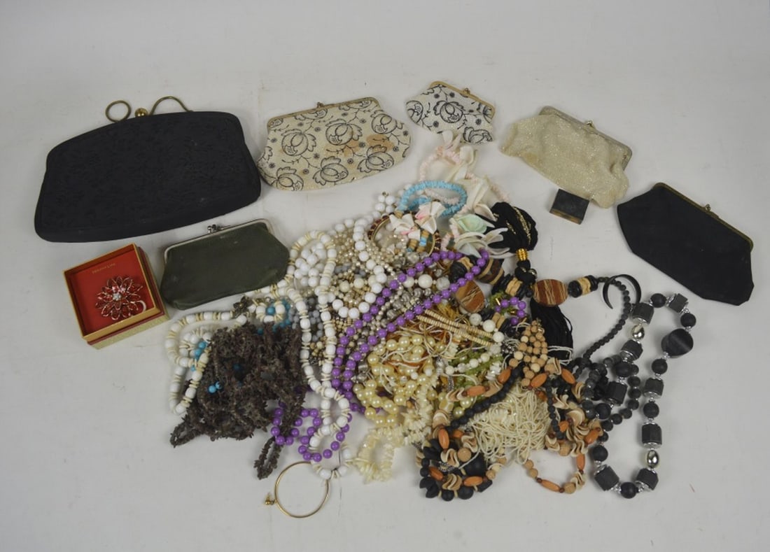 LARGE COSTUME JEWELRY LOT WITH CLUTCHES: A large lot of costume jewelry. Measures: Box 11 1/2" x 14" x 7"
