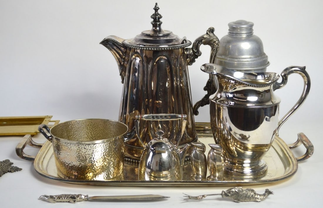 LARGE LOT FINE SILVERPLATE METAL TABLEWARE (1 of 12)