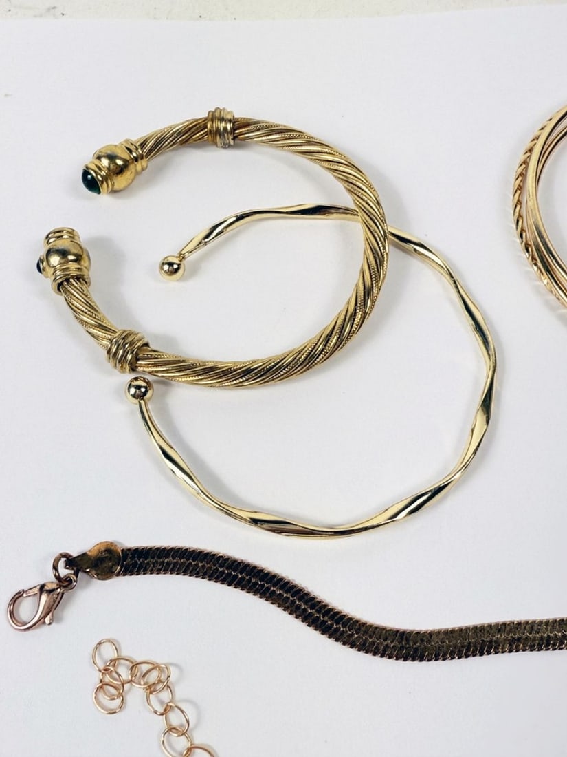 LOT FASHION BRACELETS, PEARL NECKLACE: Lot of Ladies fashion jewelry including 3 bangle bracelets, 3 chain bracelets, choker length mini pearls and a pair of earrings. Herringbone chain bracelet.. Measures: Pearls 15 1/2", Herringbone brac