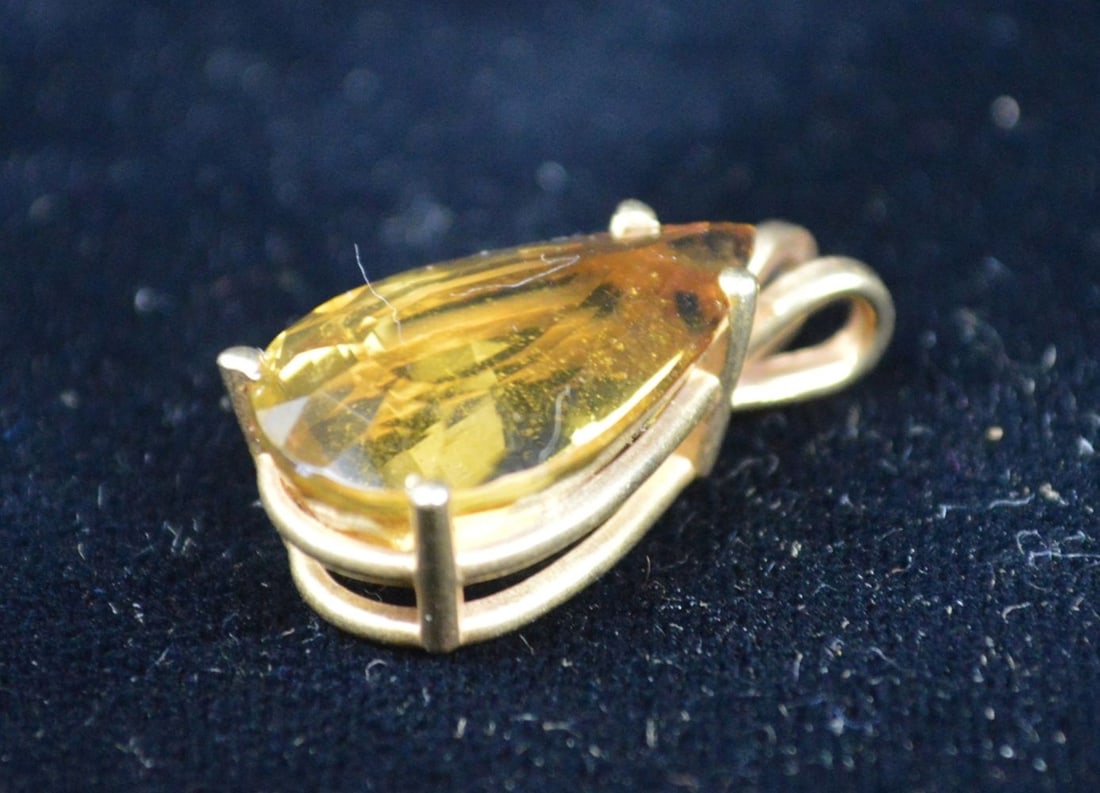 BERYL PENDANT IN 14K GOLD MOUNT: A gold / yellow beryl pendant in a 14k gold setting. Weight 4.89 grams Measures: H 1" x W 1/2" x D 1/4"