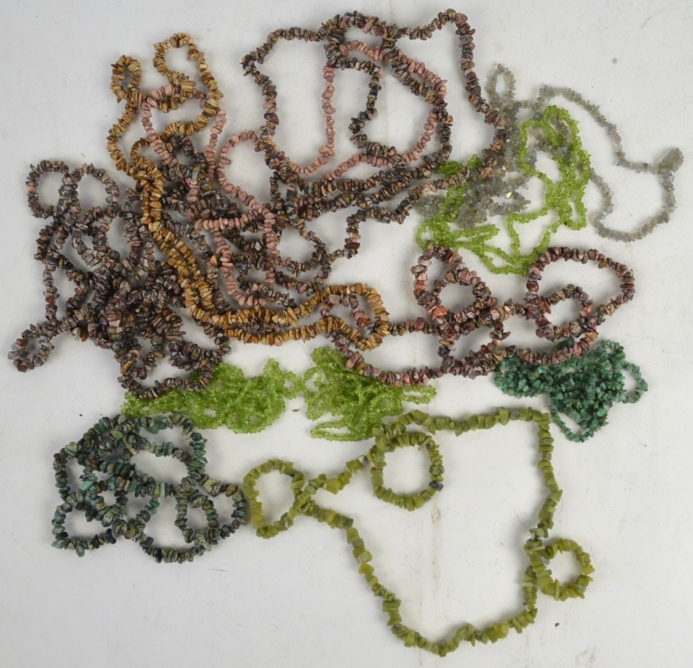 VINTAGE JEWELRY NECKLACE LOT: An estate lot of vintage fashion jewelry / necklaces. Most tumbled stone / crystal.