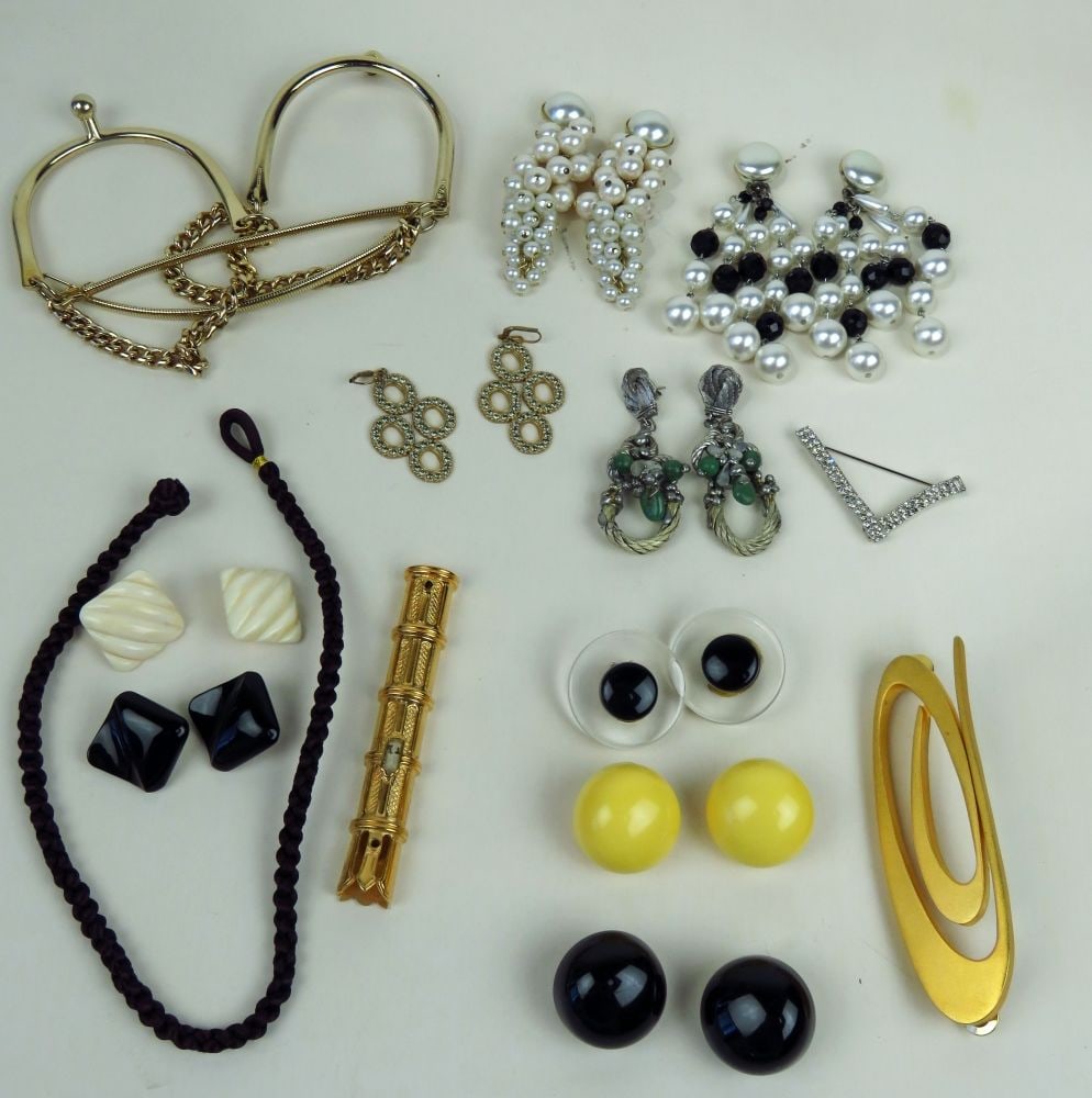 VINTAGE FASHION / COSTUME JEWELRY GROUPING: Large lot of fashion jewelry including boot stirrups, brooches and earrings.