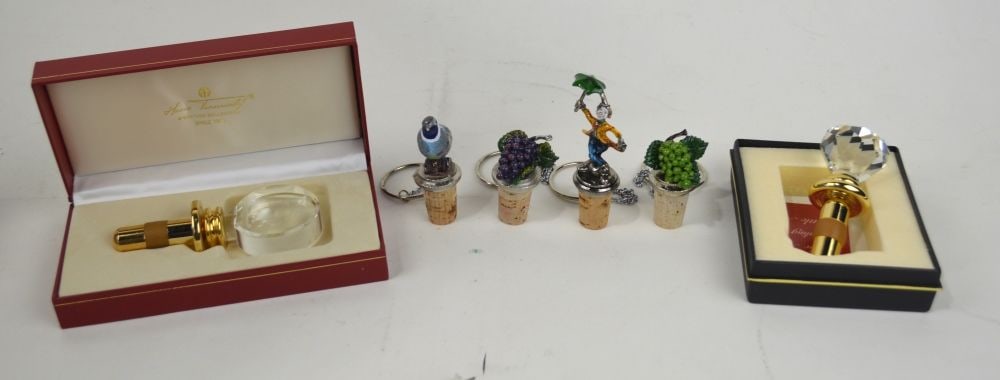 DECORATIVE WINE STOPPERS INC HANS TURNWALD: A lot of decorative / crystal wine stoppers, including Hans Turnwald with original box. Measures: Largest 7 1/2" x 3 1/2" x 1"