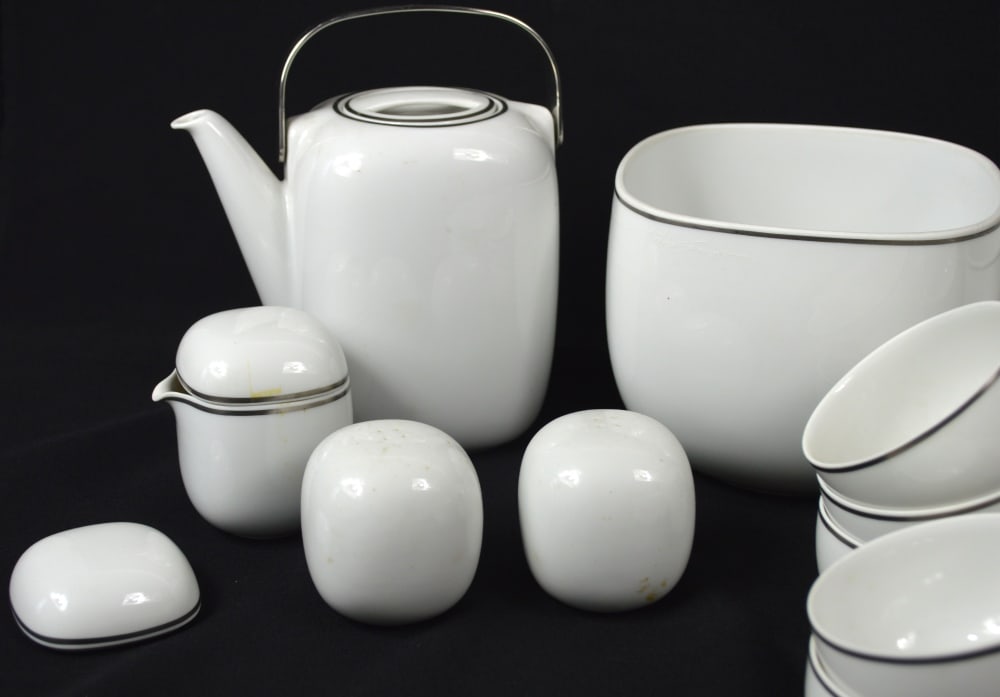 61 PCS ROSENTHAL STUDIO-LINIE SUOMI PORCELAIN SET: 61 pieces of Rosenthal Studio-linie porcelain (Lanka Suomi). Measures: Largest 15" x 11" 1 platter 2 small platters 3 dinner plates 10 tea cups 2 Salt and Pepper shakers 2 lids 1 tea pot 3 serving bow