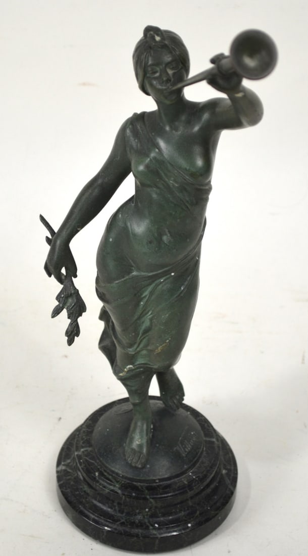 FRENCH BRONZE SCULPTURE SIGNED VILLANIS: Emmanuel Villanis - attributed (FR. 1858-1914). A bronze sculpture of a waman in roman attire blowing a horn. Mounted on a green veined marble pedestal. Signed and with French Apostille (Made in Franc