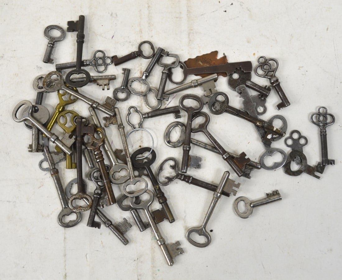GROUP OF ANTIQUE SKELETON KEYS (1 of 4)