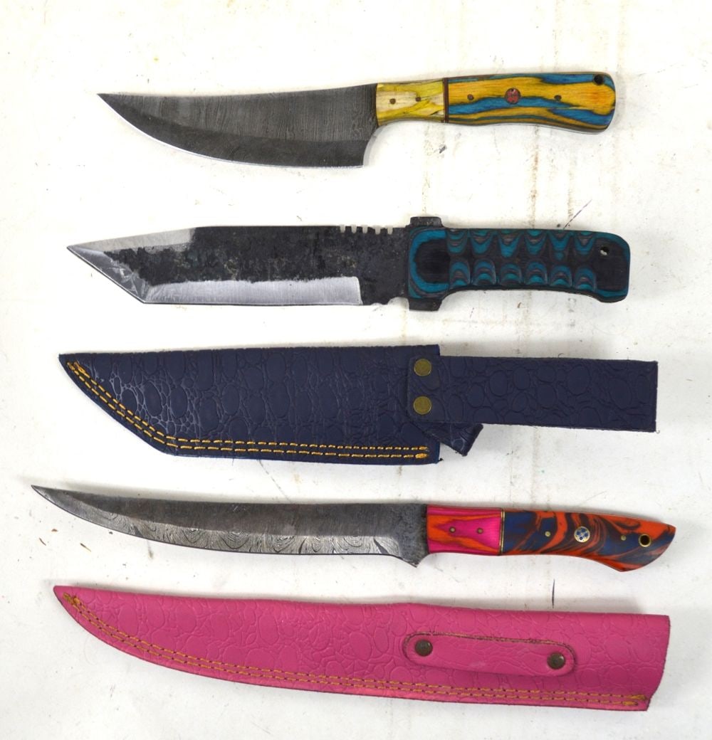 DECORATIVE KNIFE GROUPING 4 PIECES: A grouping of artistically finished knives. With sheaths. Measures: Largest 14" x 2 " x 1"