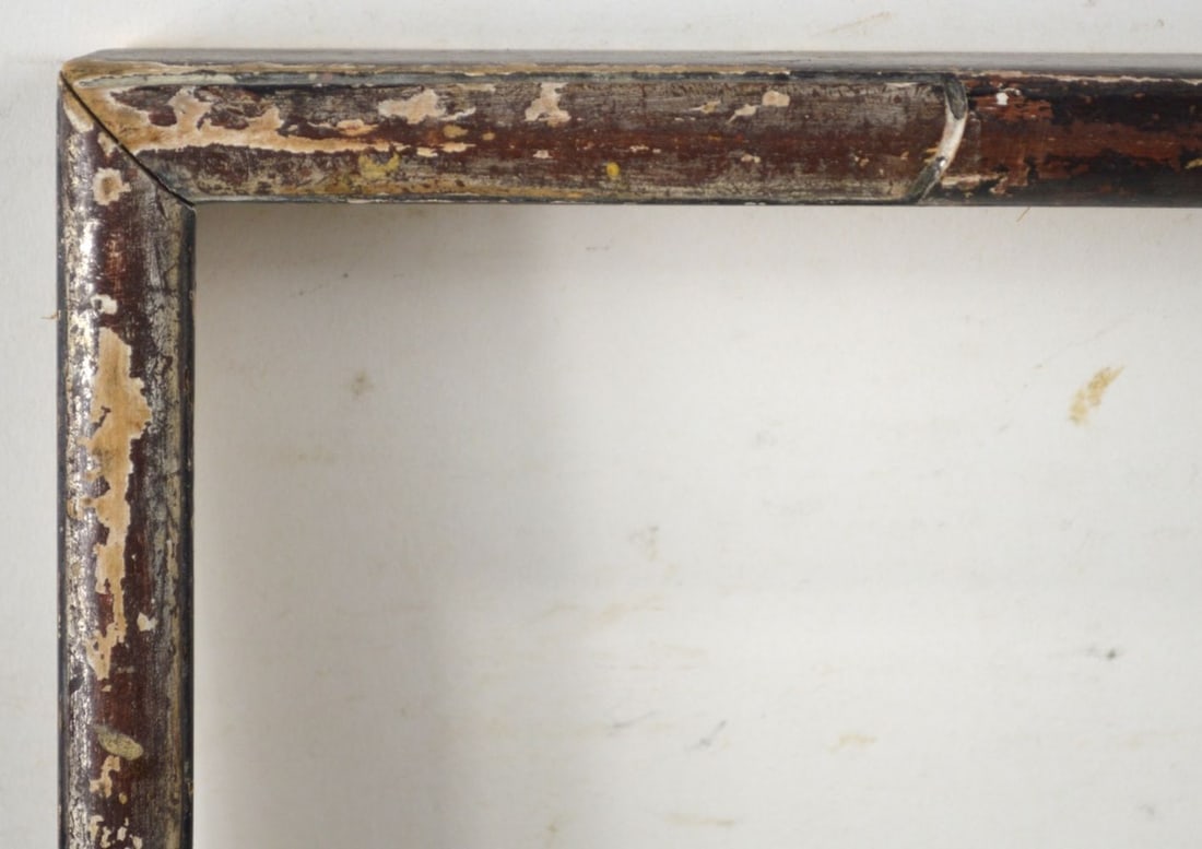 AMERICAN MODERNIST SILVER GILT THIN EDGE FRAME: A Heydenryk original thin edge silver gilt and incised corner frame. Measures: 26 1/4" x 21 3/4" Rabbet: 25 3/8" x 20 3/4"