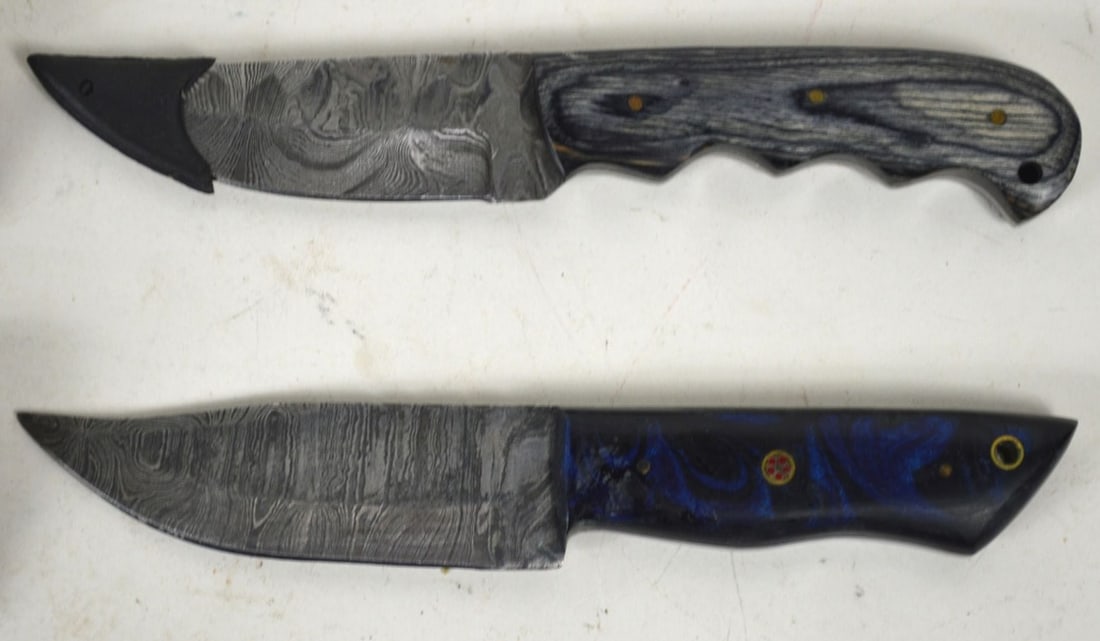 LOT 4 KNIVES WITH DECORATIVE HANDLES: Lot of 4 knives with decorative handles and appealing treated blades, include sheaths. Measures: 9" x 2" x 1