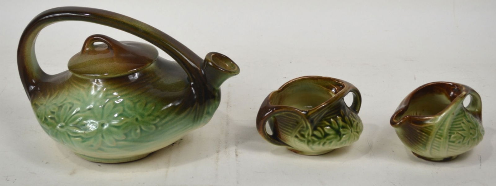 MCCOY POTTERY DAISY TEA SERVICE SET 3 PCS: A McCoy pottery 3 piece tea set consisting of a teapot (with lid) and a creamer / sugar bowl. C. 1940's Daisy series. Measures: Largest 6" x 10" x 7"