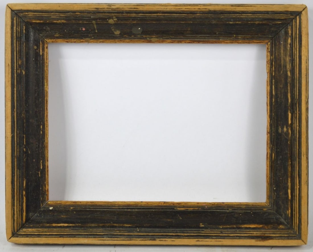 CARVED AMERICAN FRAME W GILT INNER EDGE: A classic carved American frame with a gilt inner edge. Measures: 15 1/2" x 12 1/2" Rabbet: 12 3/8" x 9 3/8"