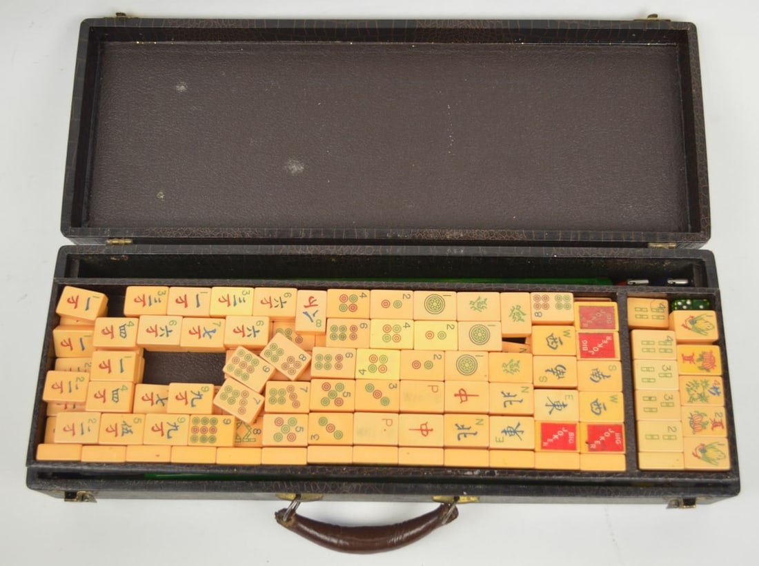 VINTAGE MAHJONG GAME SET W ORIGINAL CASE: A vintage Maj Jong set. Tiles appear to be Bakelite. Measures: H 3 5/8" x W 8 1/2" x L 20 1/4"