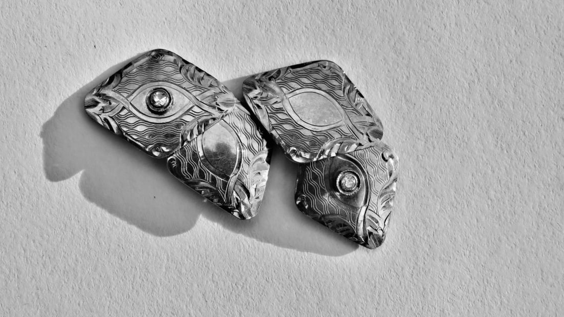 10K GOLD & DIAMOND CUFFLINKS: A pair of antique/vintage cufflinks made of 10 karat gold with a small diamond detail. The links are marked as EEE. weight: 3.4 gr